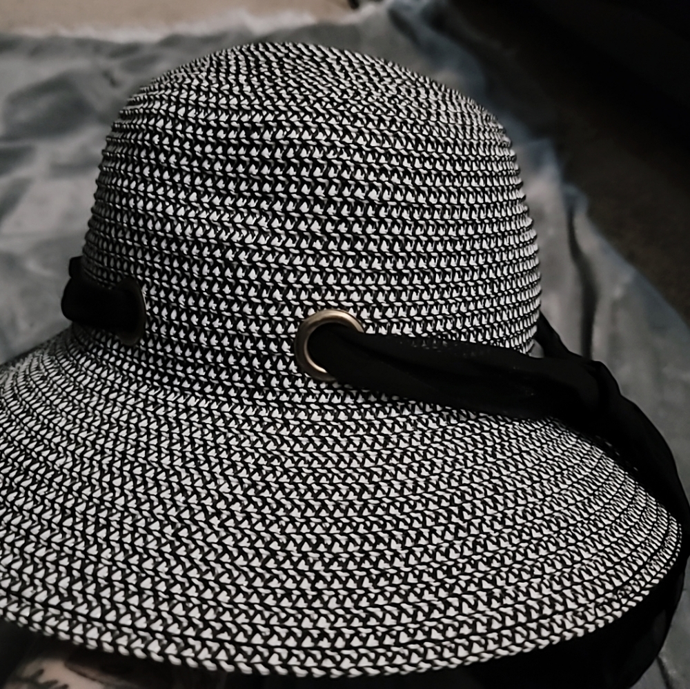 Beach hat - Picture 3 of 3